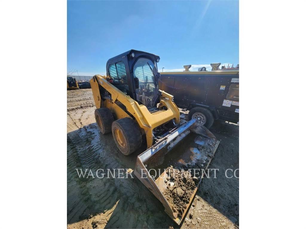 CAT 246D3 لوادر انزلاقية التوجيه