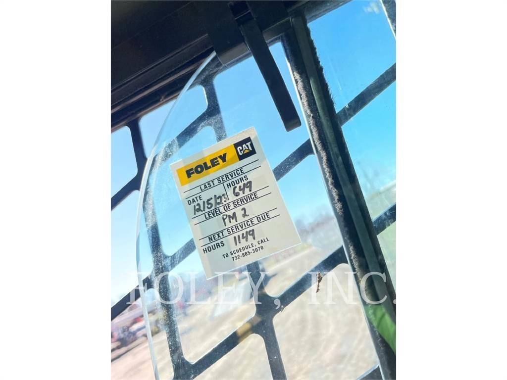 CAT 246D3 لوادر انزلاقية التوجيه