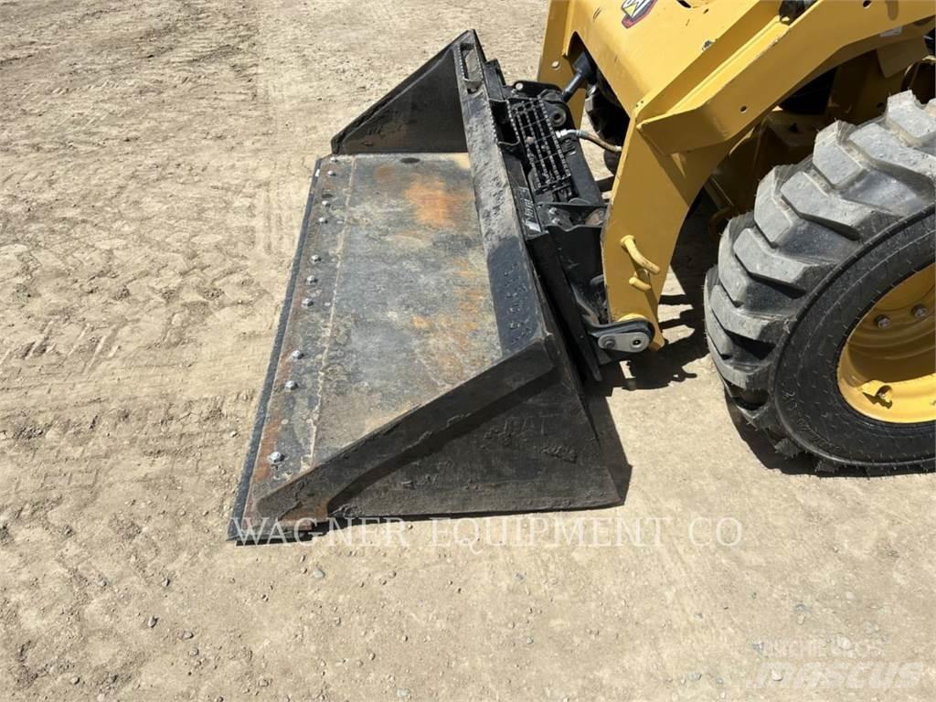 CAT 246D3 لوادر انزلاقية التوجيه