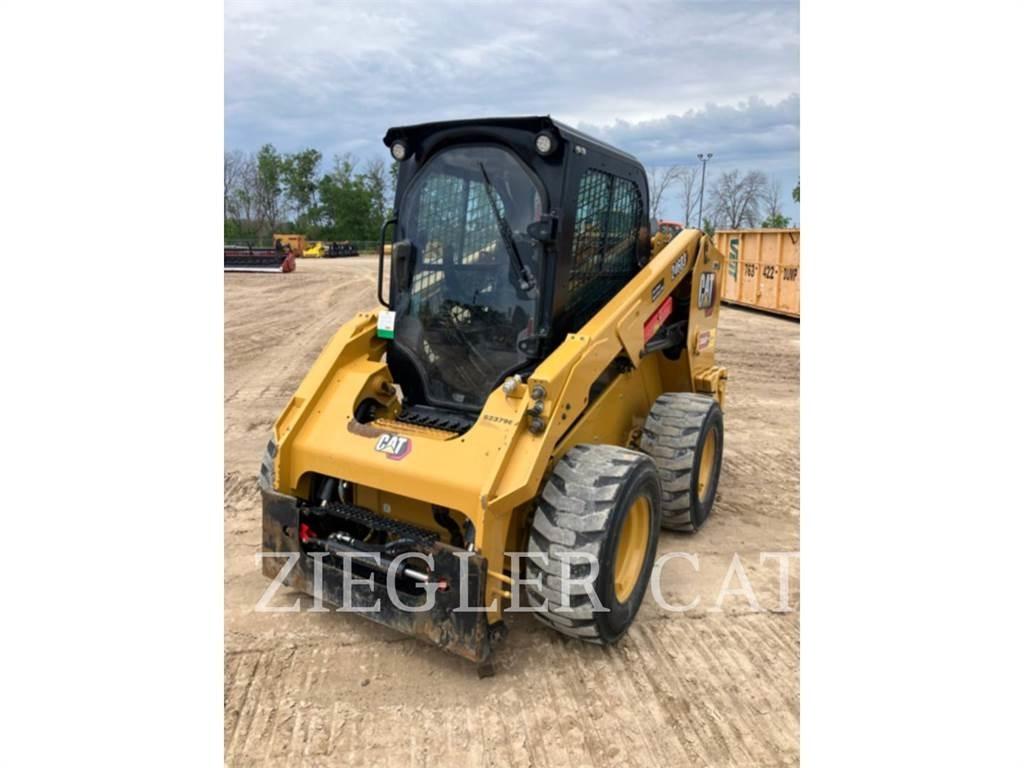 CAT 246D3 لوادر انزلاقية التوجيه