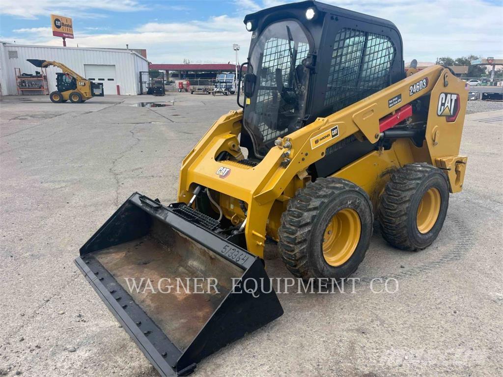 CAT 246D3 لوادر انزلاقية التوجيه