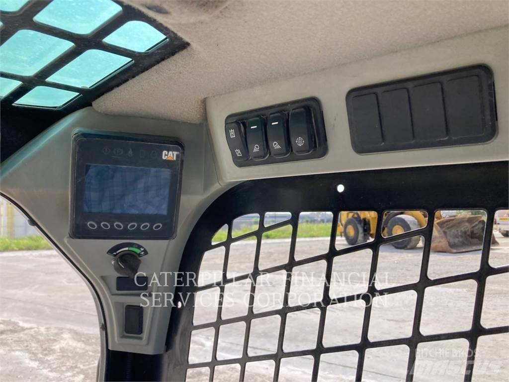 CAT 246D3 لوادر انزلاقية التوجيه