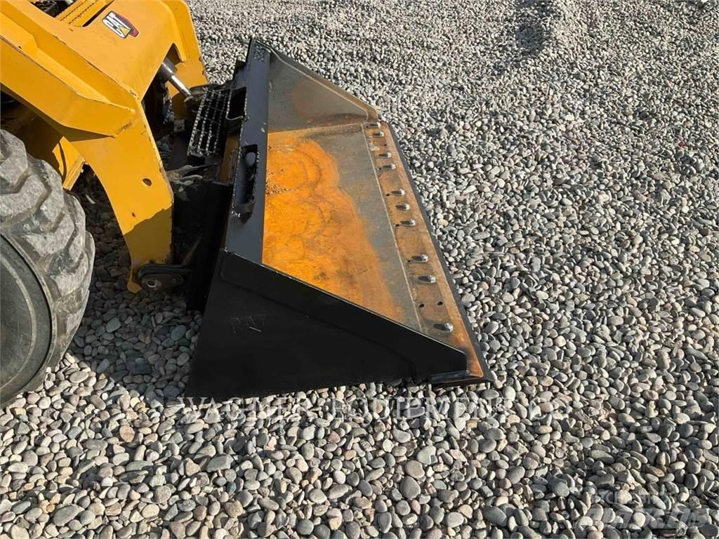 CAT 246D3 لوادر انزلاقية التوجيه