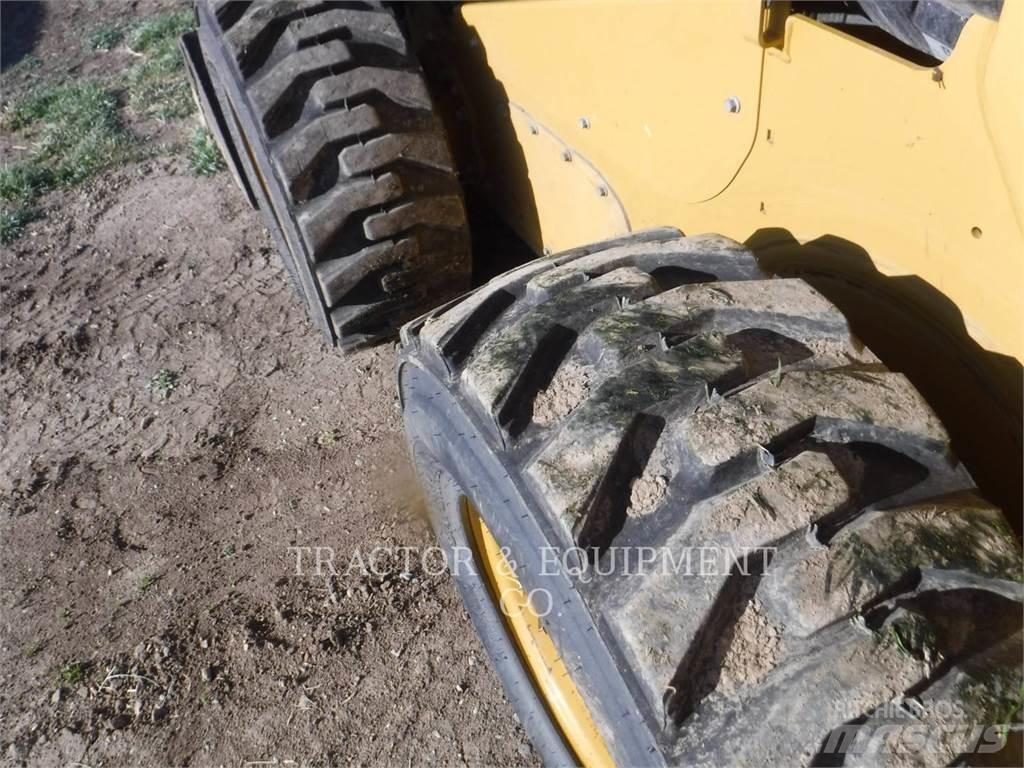 CAT 246D3 لوادر انزلاقية التوجيه
