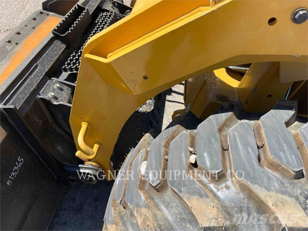 CAT 246D3 لوادر انزلاقية التوجيه