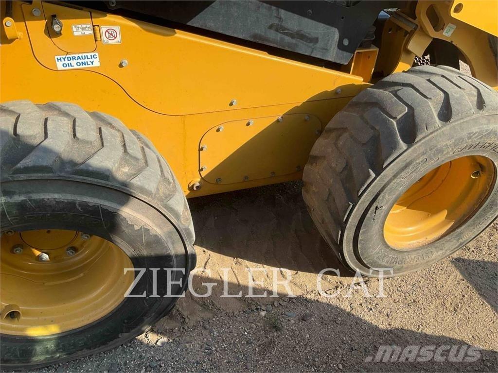 CAT 246D3 لوادر انزلاقية التوجيه