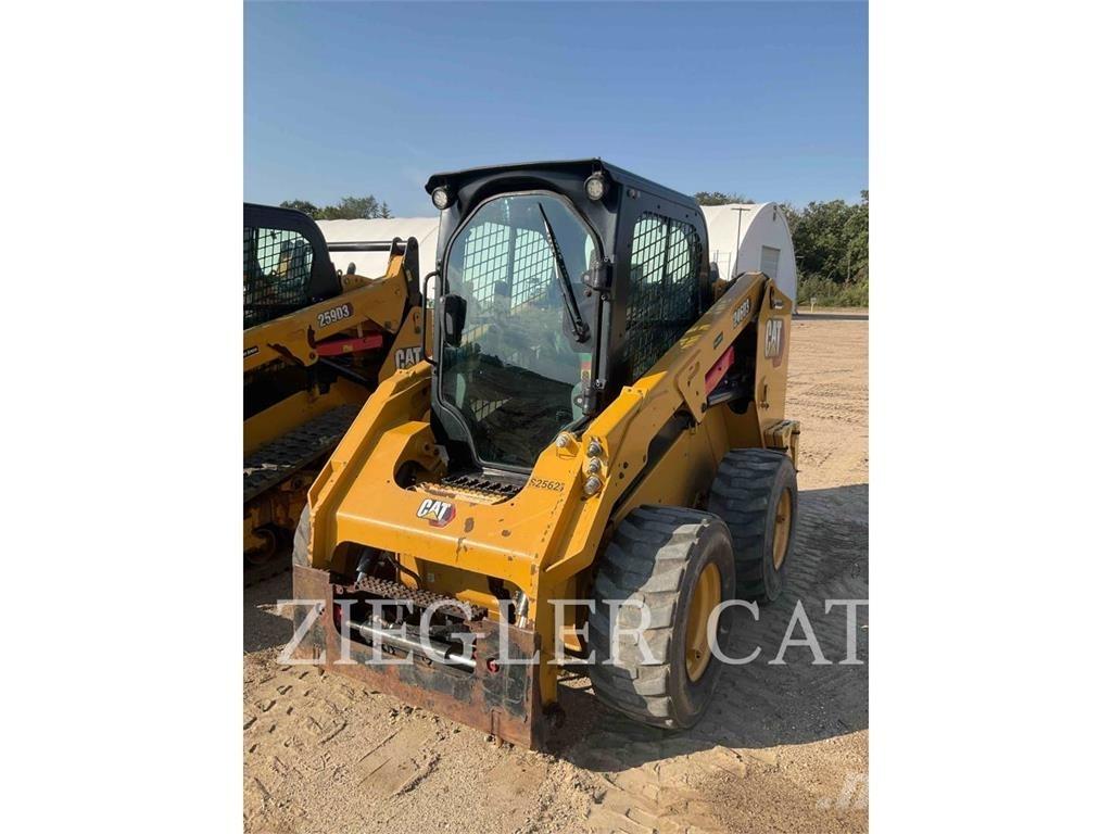 CAT 246D3 لوادر انزلاقية التوجيه