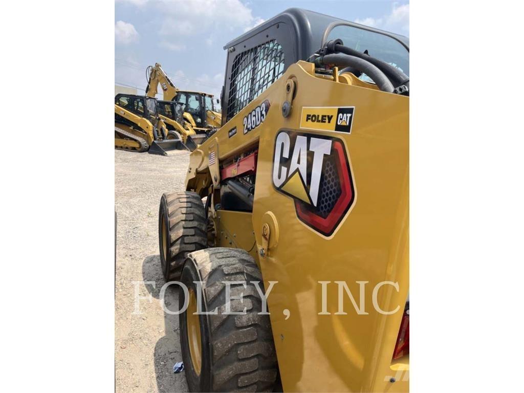 CAT 246D3 لوادر انزلاقية التوجيه