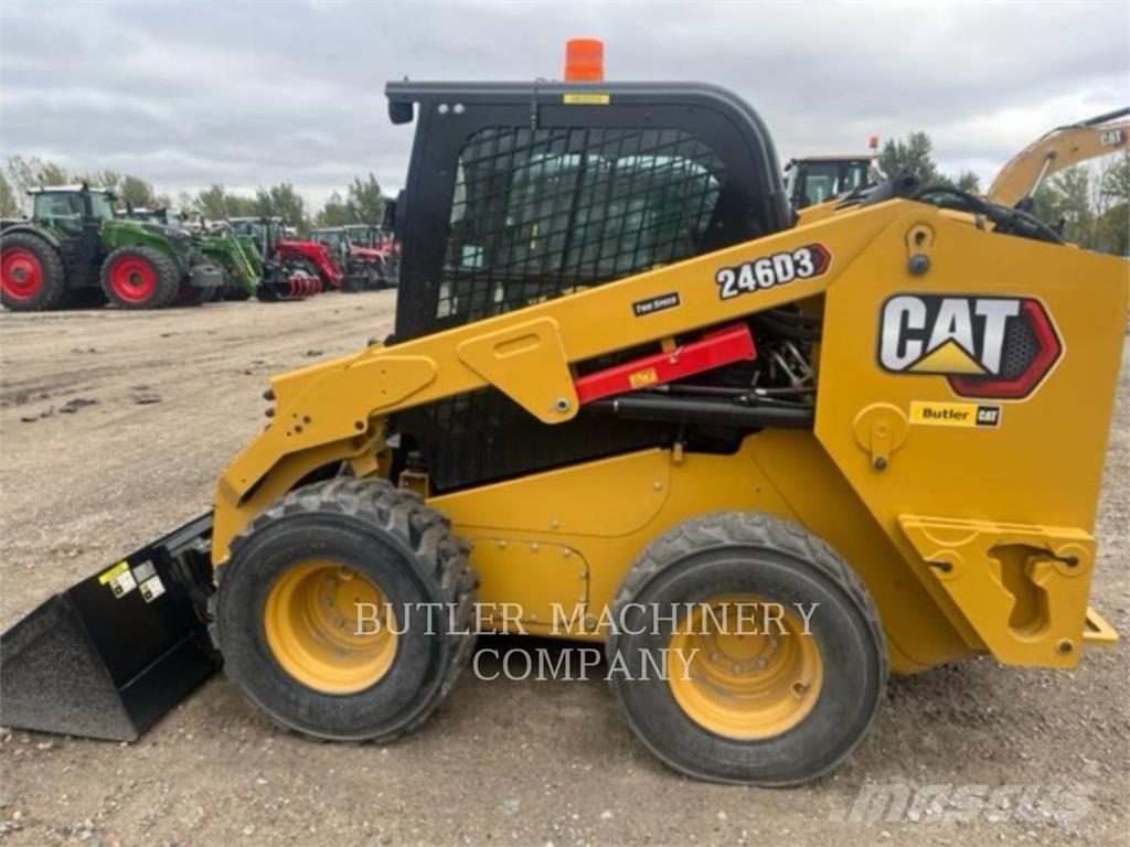 CAT 246D3 لوادر انزلاقية التوجيه