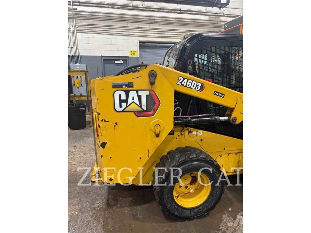 CAT 246D3 لوادر انزلاقية التوجيه