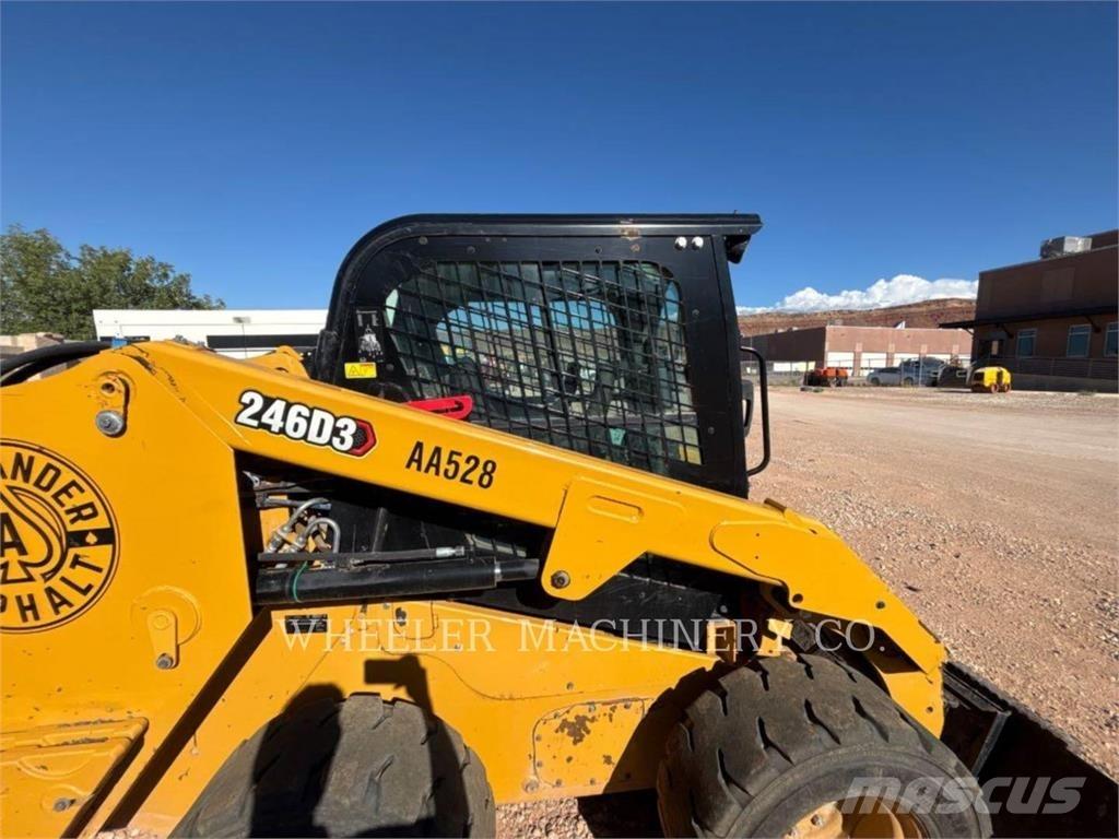 CAT 246D3 C3H2 لوادر انزلاقية التوجيه