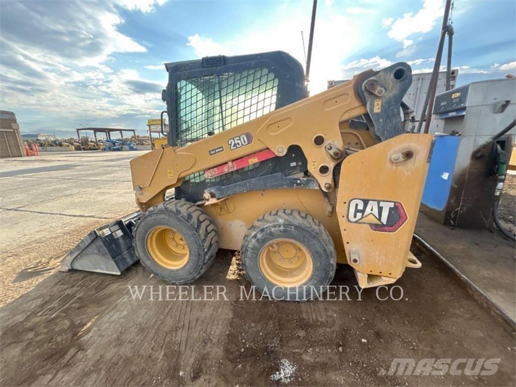 CAT 250 C3H2 لوادر انزلاقية التوجيه