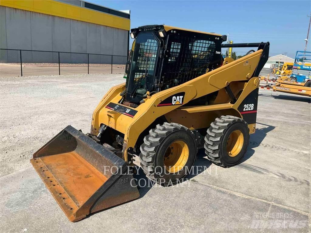 CAT 252B لوادر انزلاقية التوجيه