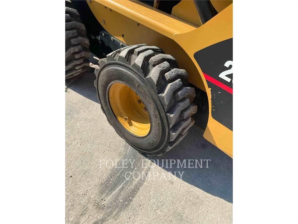 CAT 252B لوادر انزلاقية التوجيه