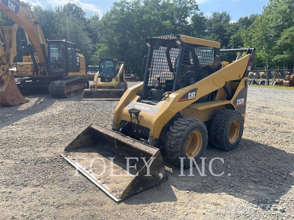 CAT 252B لوادر انزلاقية التوجيه