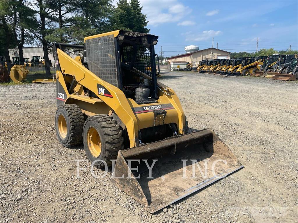 CAT 252B لوادر انزلاقية التوجيه