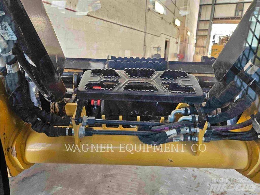 CAT 255 لوادر زحافة