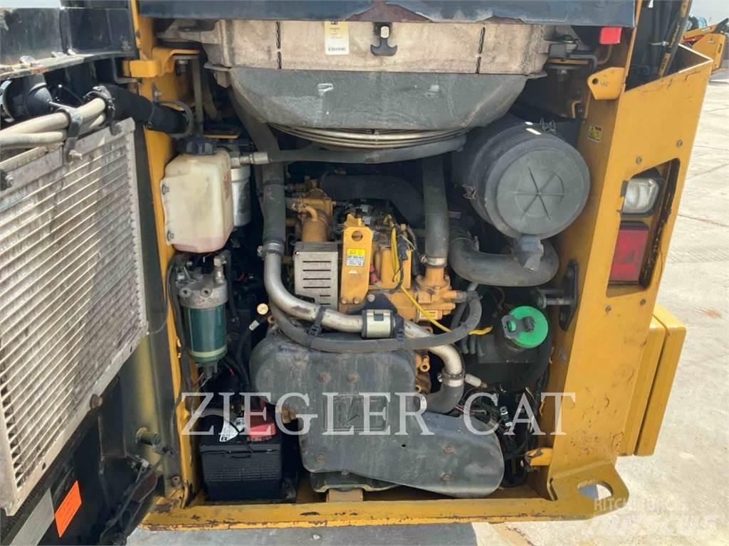 CAT 257D لوادر زحافة