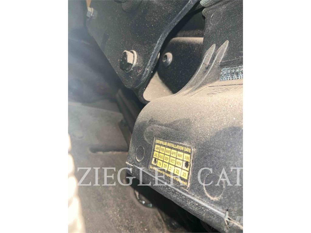 CAT 257D لوادر زحافة