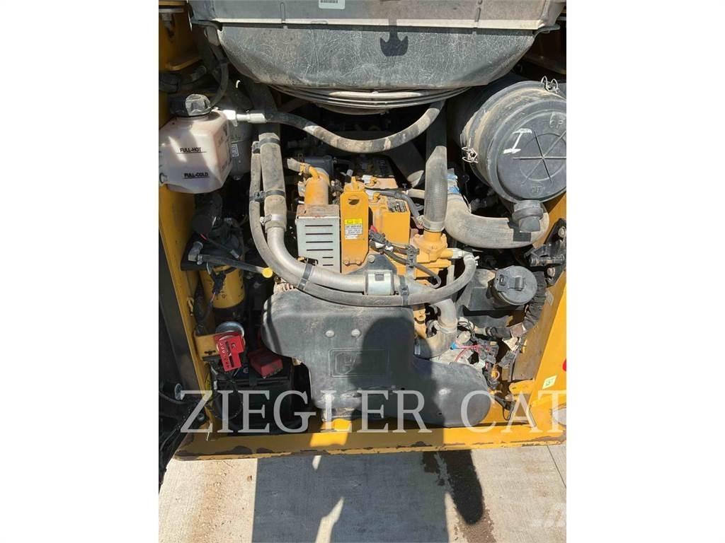 CAT 259D3 لوادر زحافة