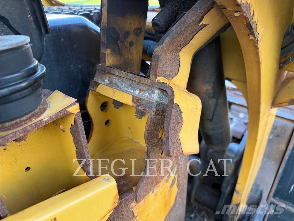 CAT 259D3 لوادر زحافة