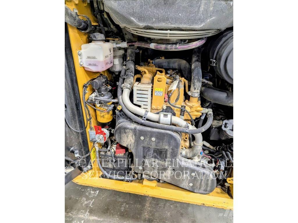 CAT 259D3 لوادر زحافة