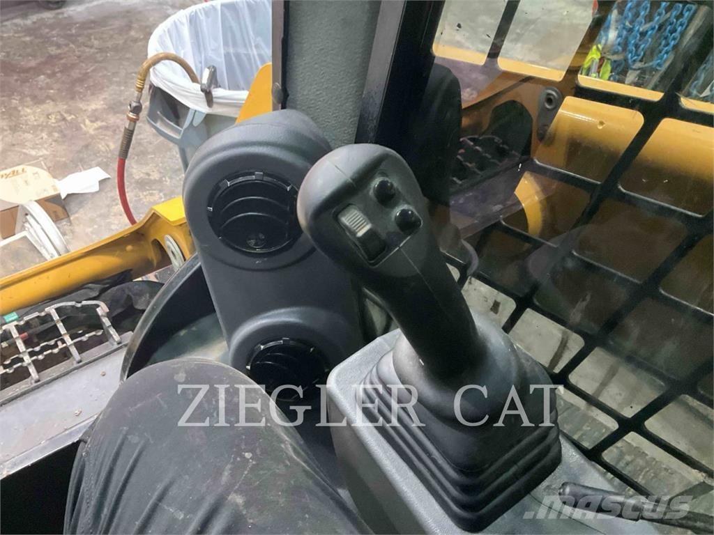 CAT 259D3 لوادر زحافة