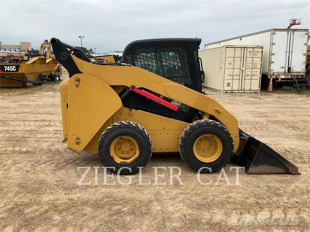 CAT 262C لوادر انزلاقية التوجيه