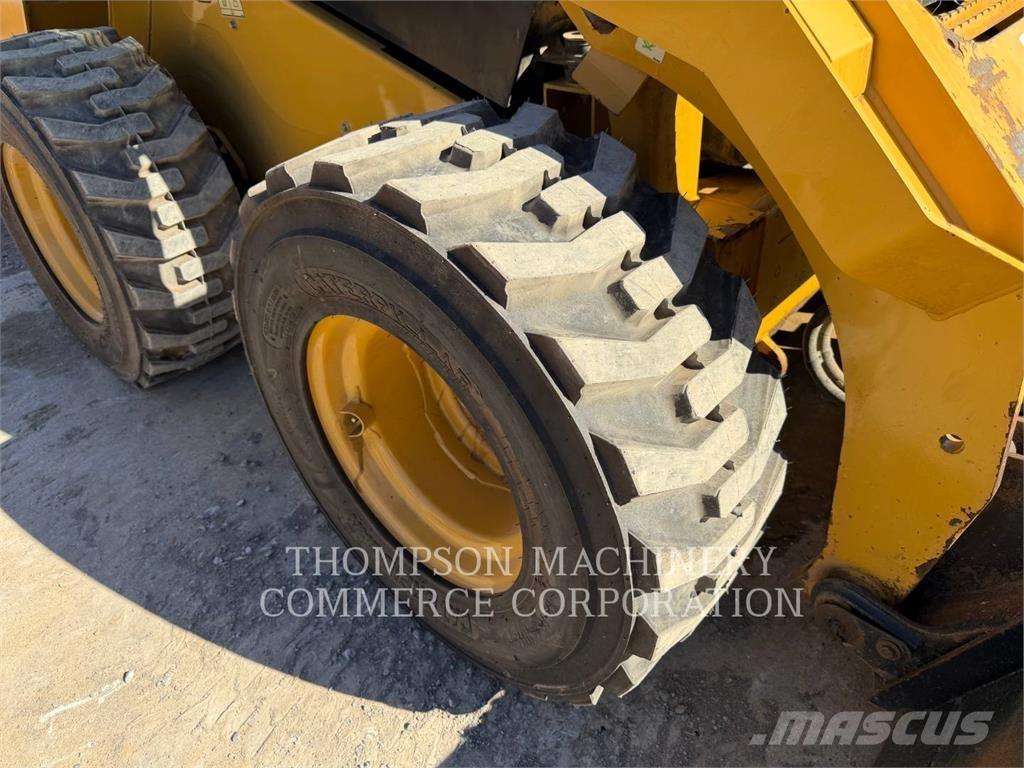 CAT 262D لوادر انزلاقية التوجيه