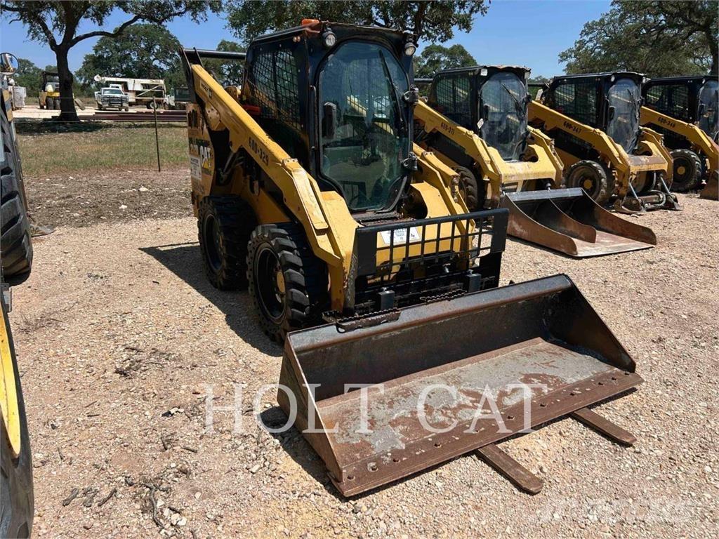 CAT 262D لوادر انزلاقية التوجيه