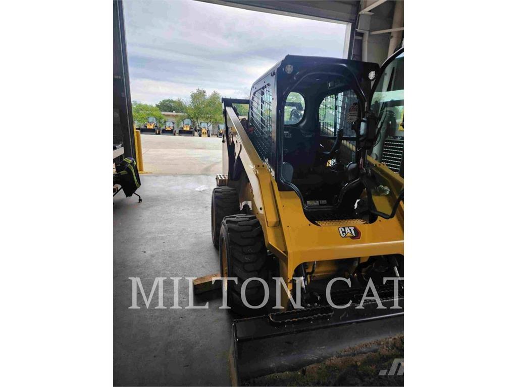 CAT 262D 3 لوادر انزلاقية التوجيه
