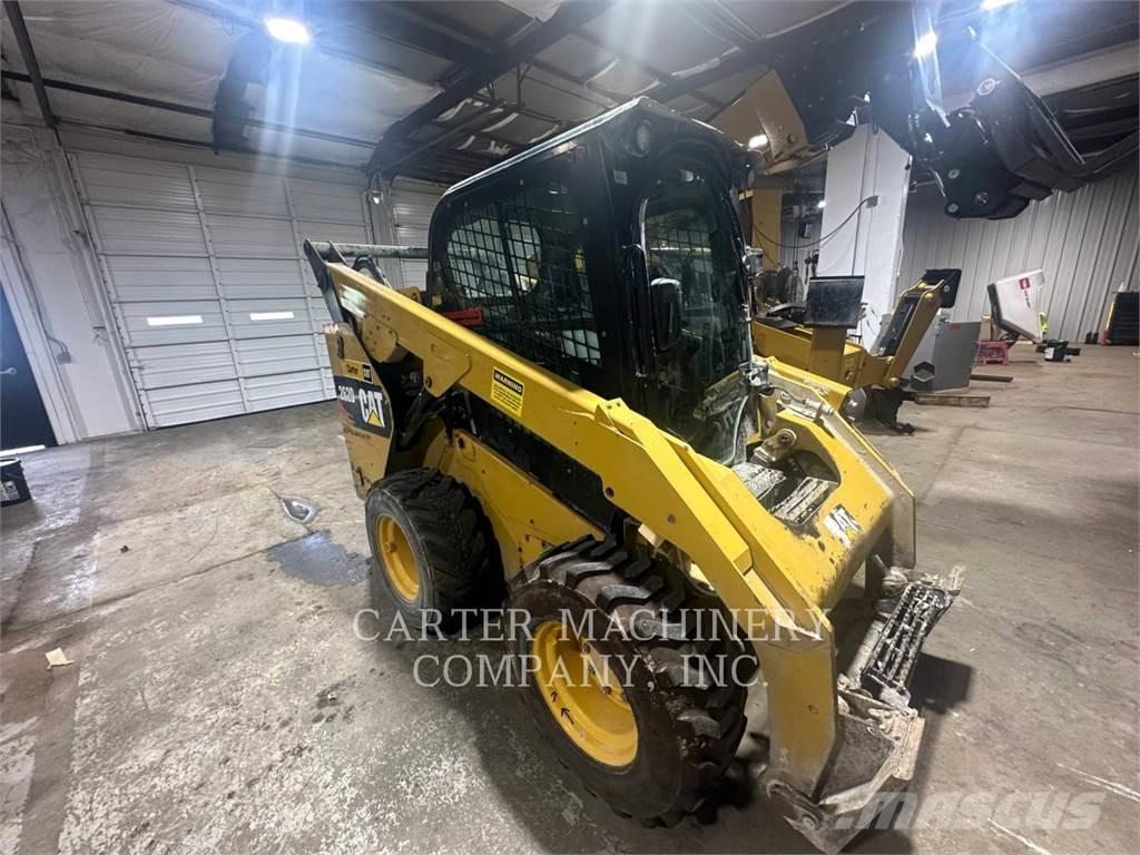 CAT 262D ACHF لوادر انزلاقية التوجيه