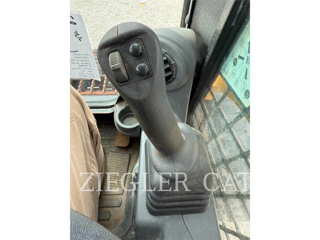 CAT 262D3 لوادر انزلاقية التوجيه