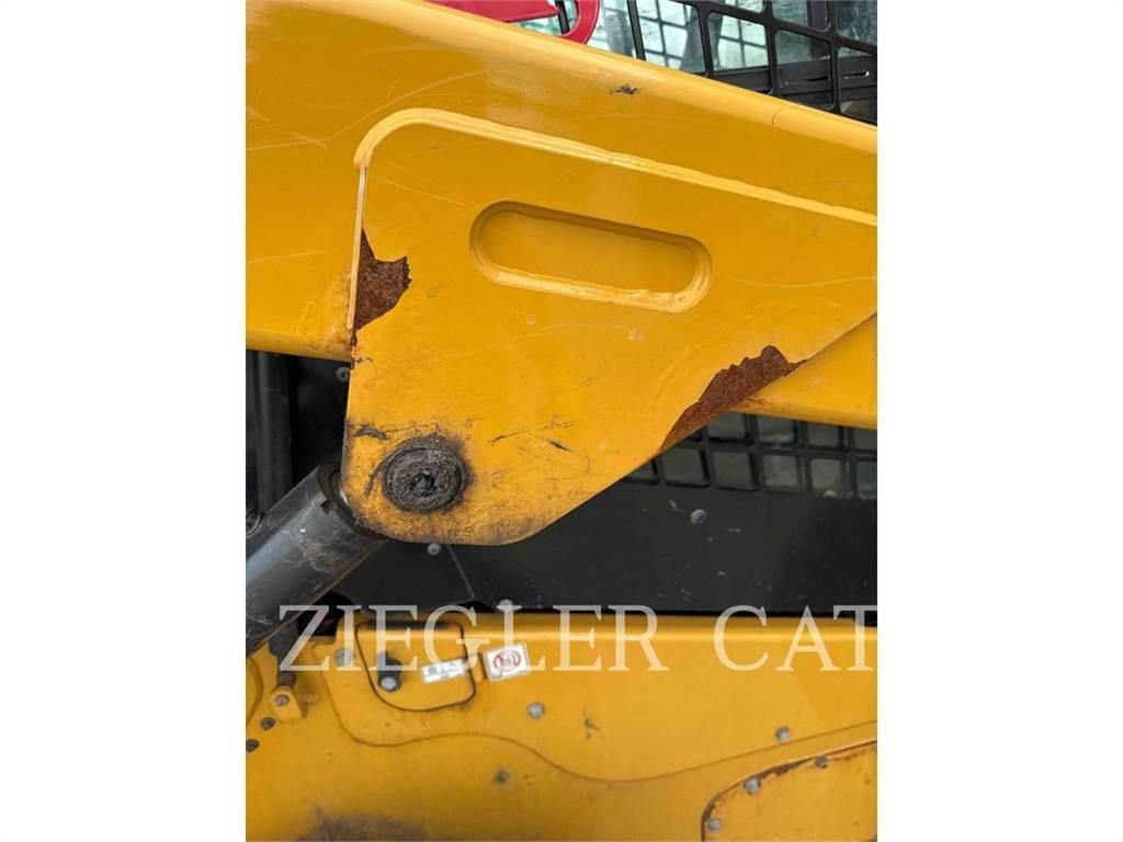 CAT 262D3 لوادر انزلاقية التوجيه