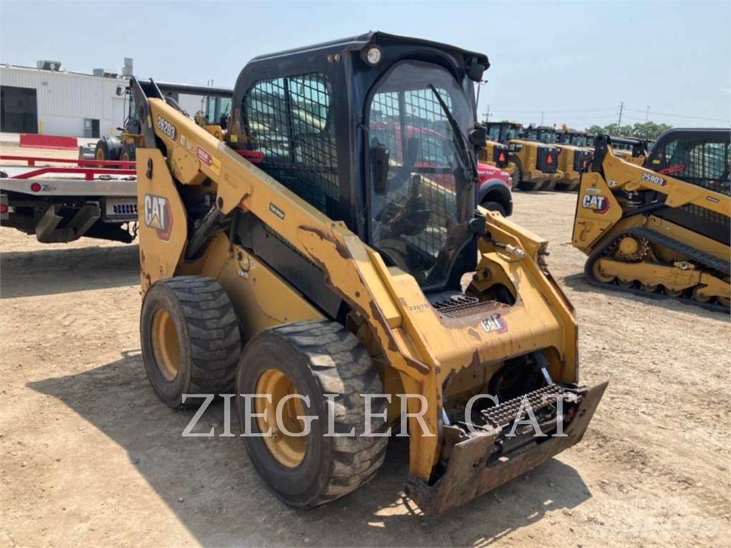 CAT 262D3 لوادر انزلاقية التوجيه
