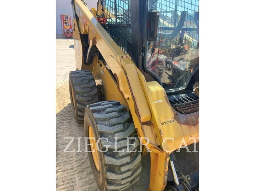 CAT 262D3 لوادر انزلاقية التوجيه