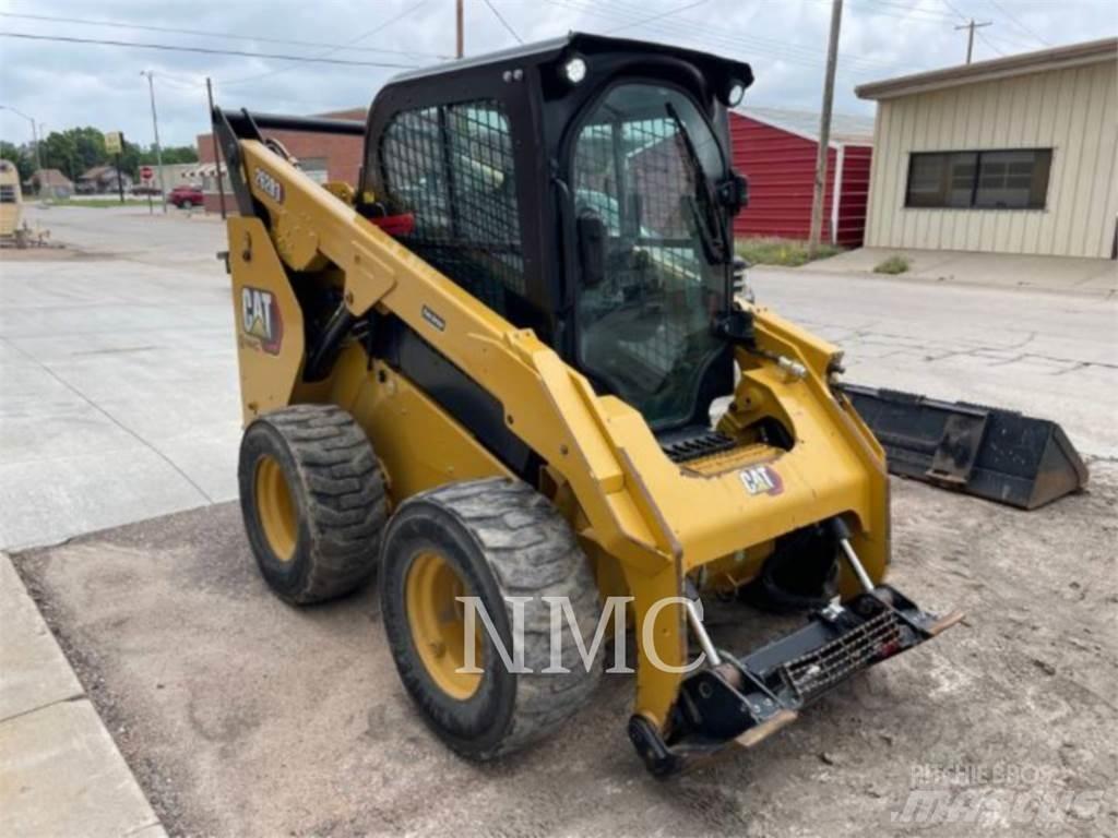 CAT 262D3 لوادر انزلاقية التوجيه