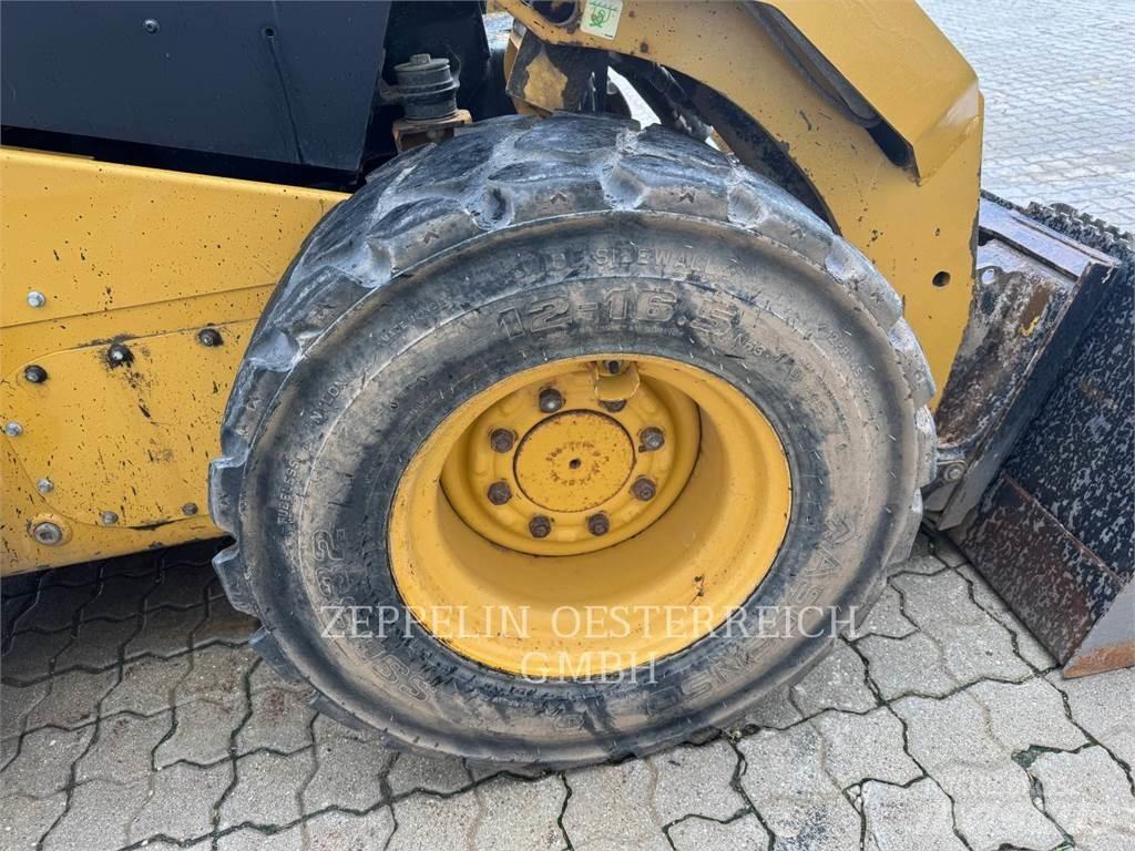 CAT 262D3 لوادر انزلاقية التوجيه