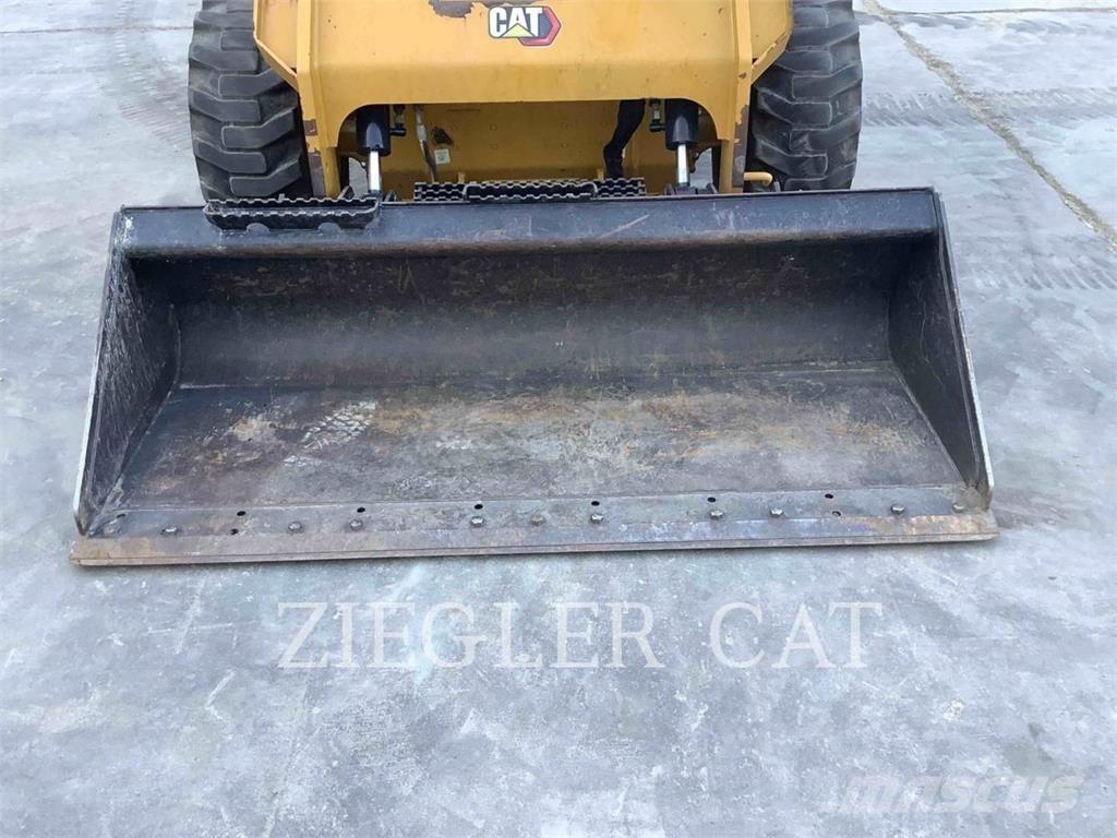 CAT 262D3 لوادر انزلاقية التوجيه