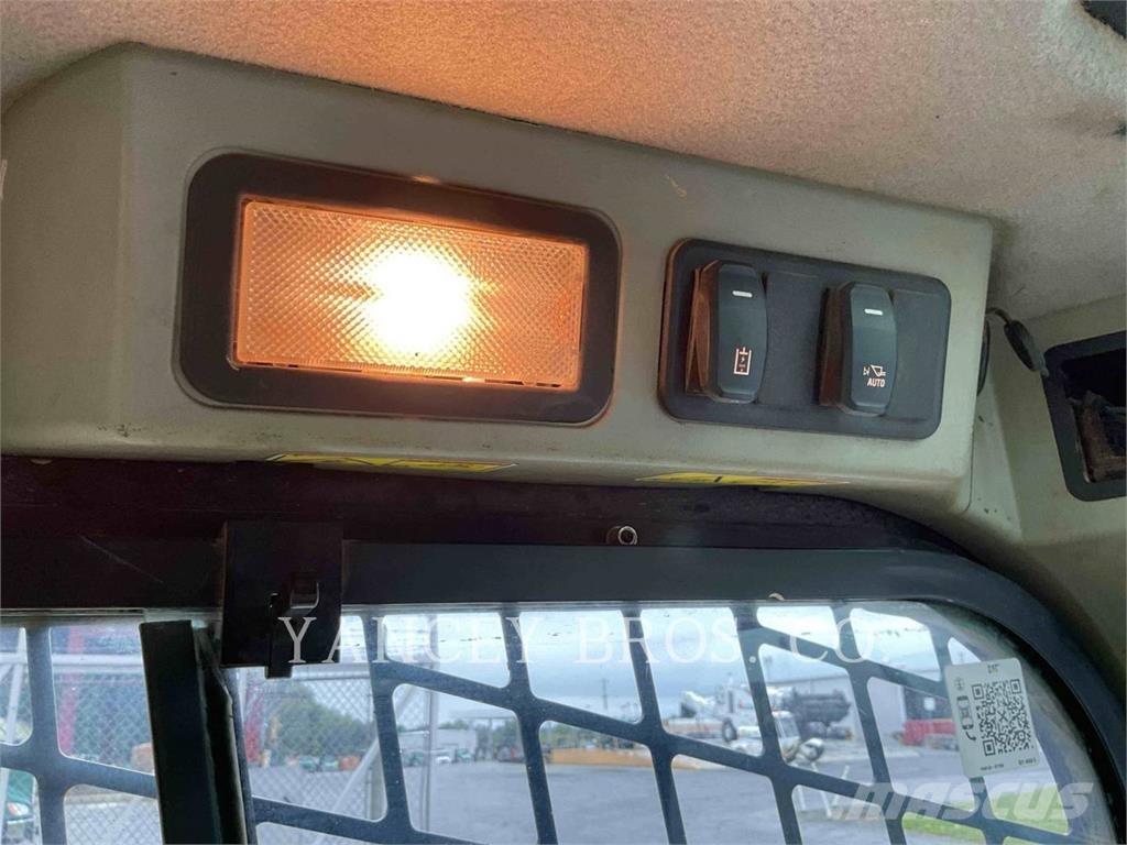 CAT 262D3 لوادر انزلاقية التوجيه