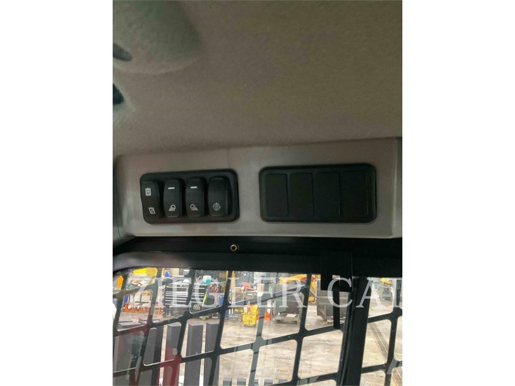 CAT 262D3 لوادر انزلاقية التوجيه