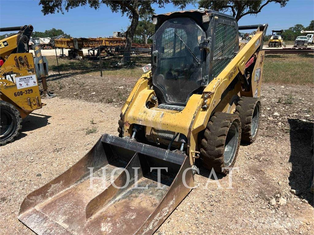 CAT 262D3 لوادر انزلاقية التوجيه