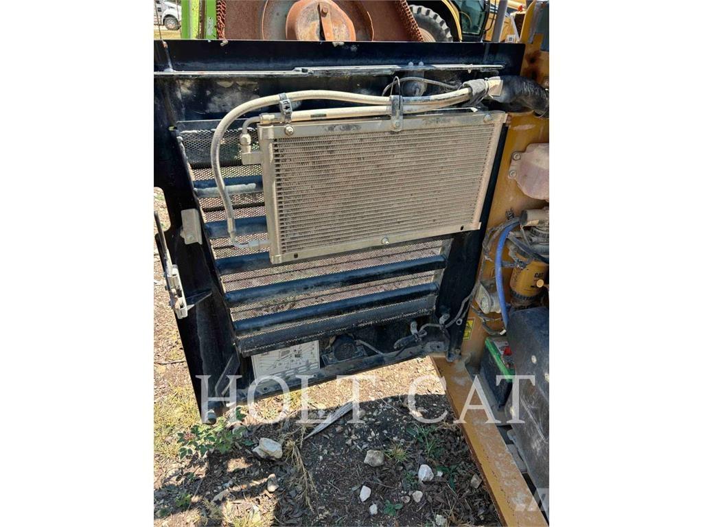 CAT 262D3 لوادر انزلاقية التوجيه