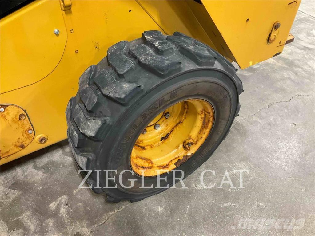 CAT 262D3 لوادر انزلاقية التوجيه