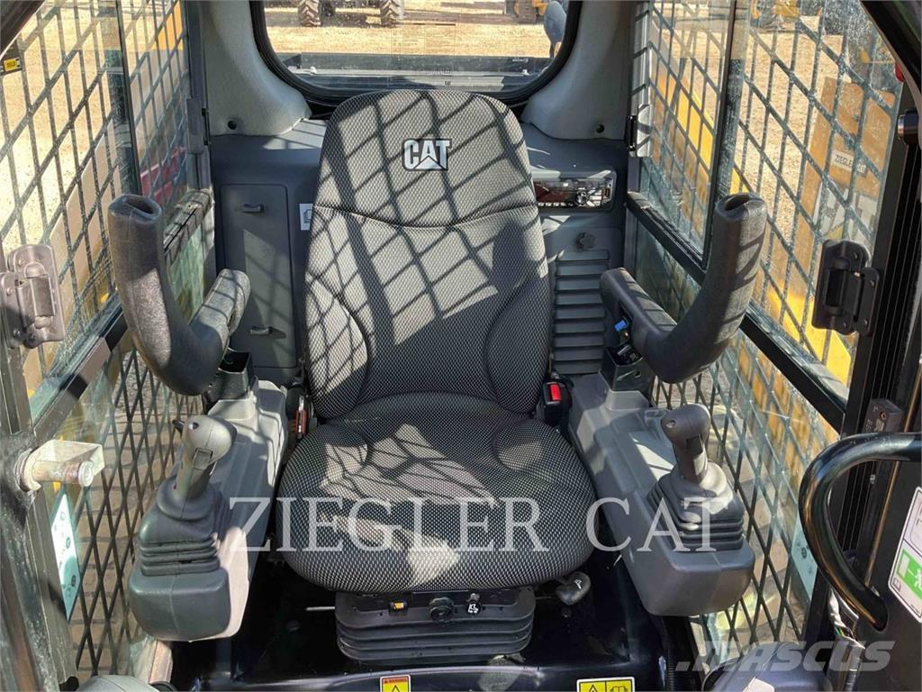 CAT 262D3 لوادر انزلاقية التوجيه