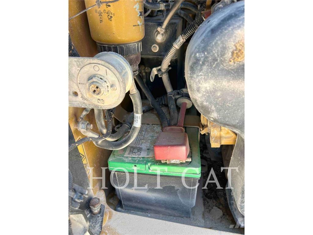 CAT 262D3 لوادر انزلاقية التوجيه