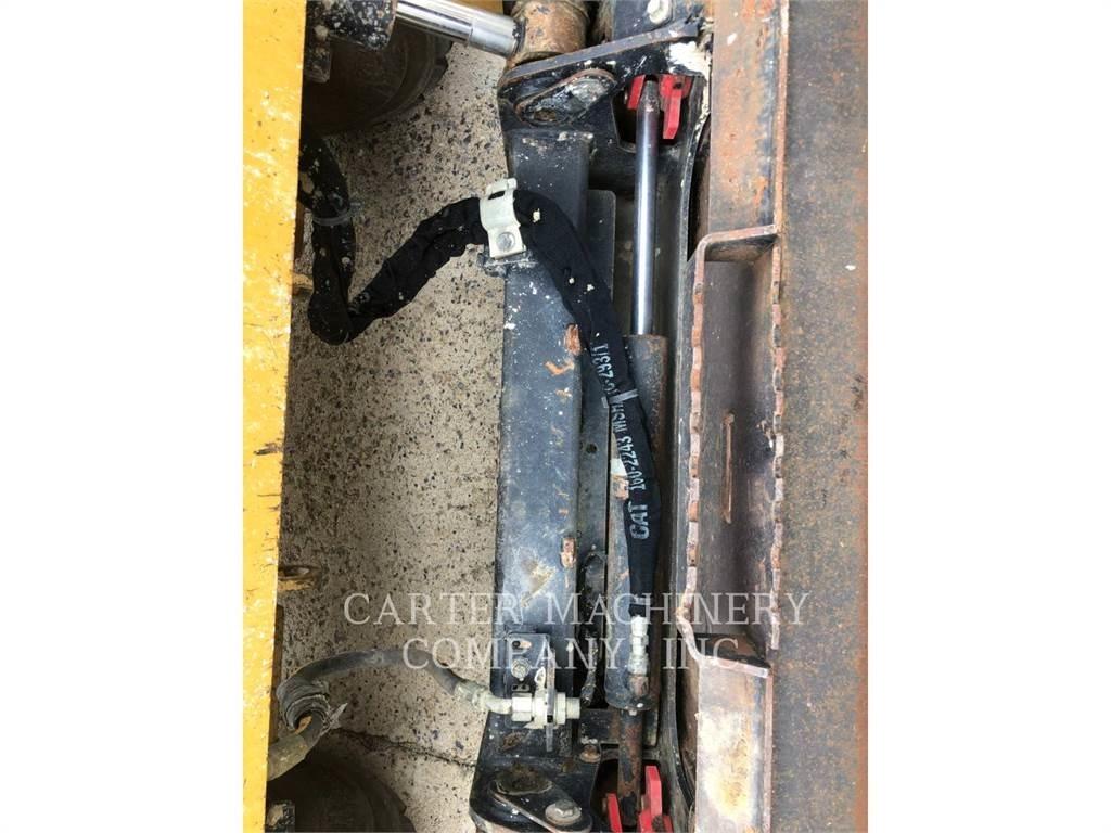 CAT 272 لوادر انزلاقية التوجيه