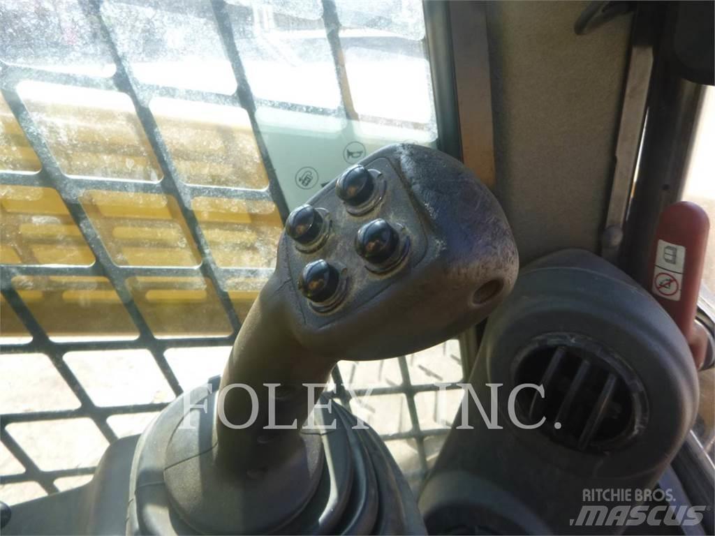 CAT 272D لوادر انزلاقية التوجيه