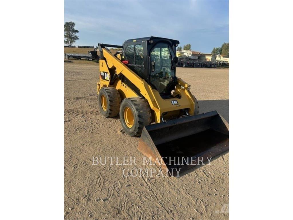 CAT 272D لوادر انزلاقية التوجيه