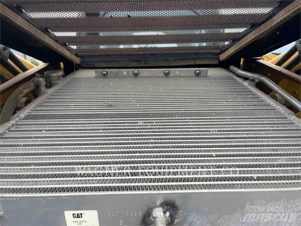 CAT 272D2 لوادر انزلاقية التوجيه
